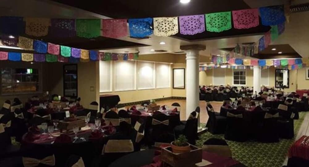 Фото Ramada by Wyndham Hawthorne Lax La Stadium