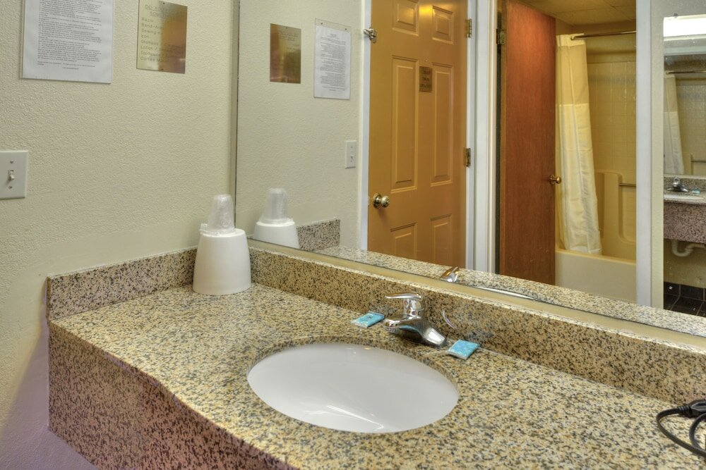 Фото Riverview Inn & Suites