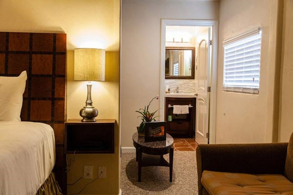 Фото Vendange Carmel Inn & Suites