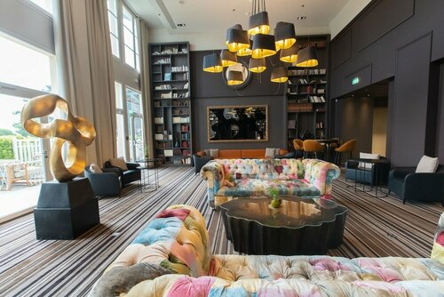 Гостиница Renaissance Paris Hippodrome De St. Cloud Hotel в Версале