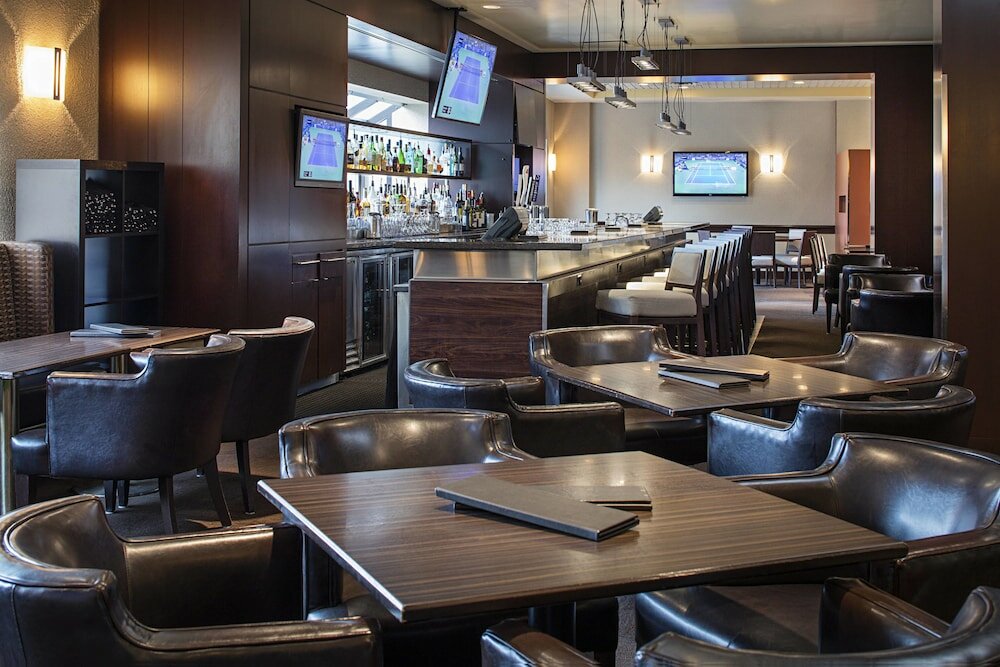 Фото Delta Hotels Calgary Airport In Terminal