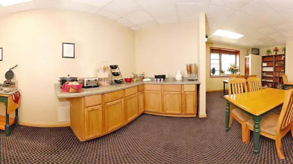 Фото Econo Lodge Inn & Suites