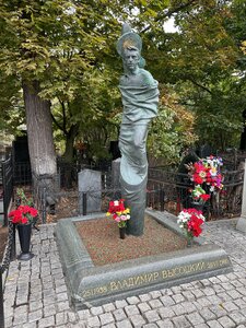 Поэт, актёр театра и кино, автор-исполнитель песен Владимир Семёнович Высоцкий (Moscow, Vagankovskoye Cemetery, Tsentralnaya alleya), ünlü kişilerin mezarları  Moskova'dan