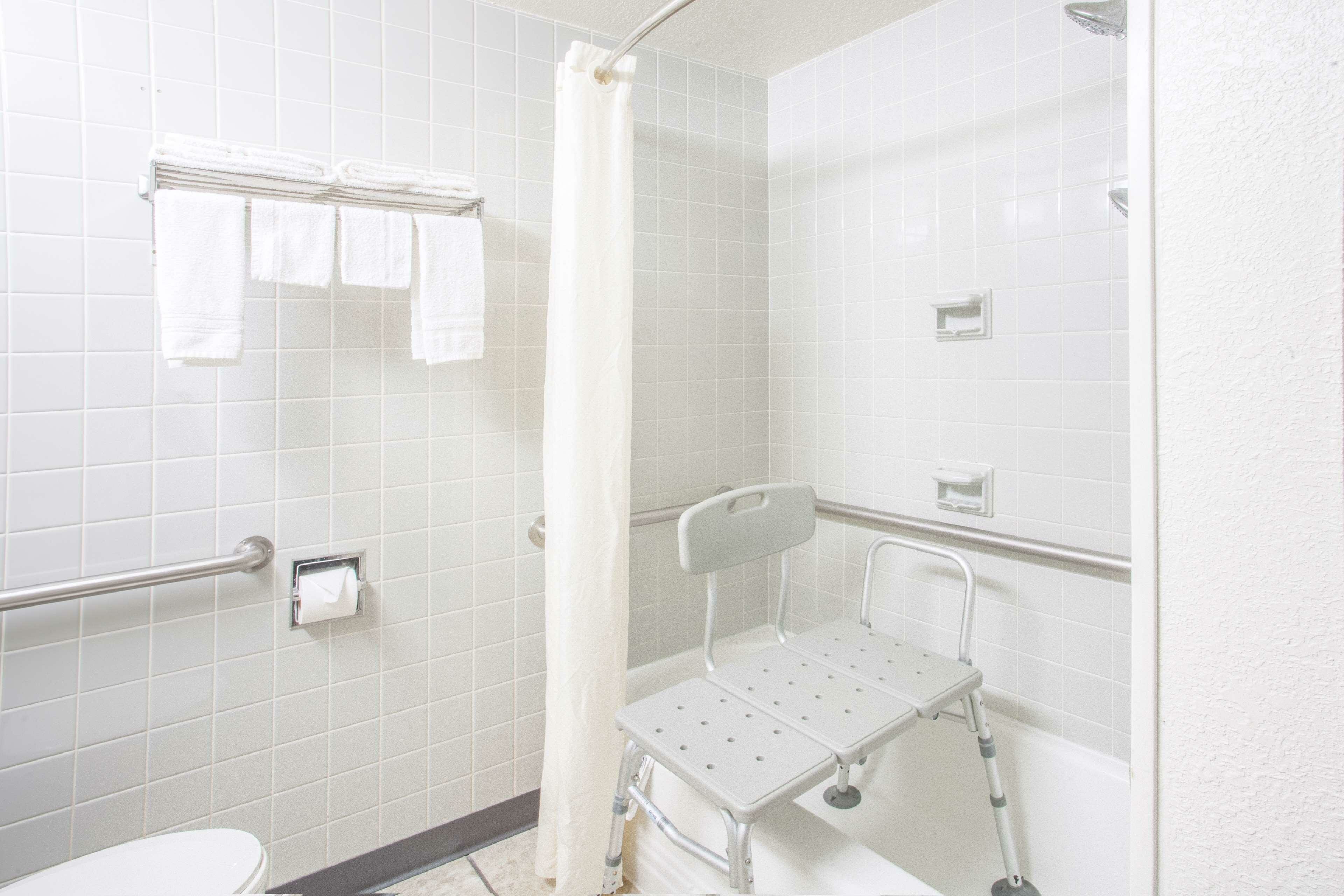 Фото Days Inn by Wyndham Columbia I-70