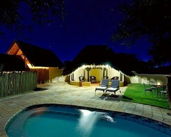 Гостиница Zebra Kalahari Lodge