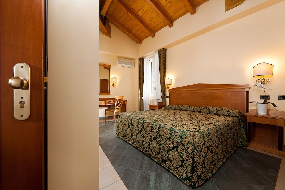 Фото Touring Hotel