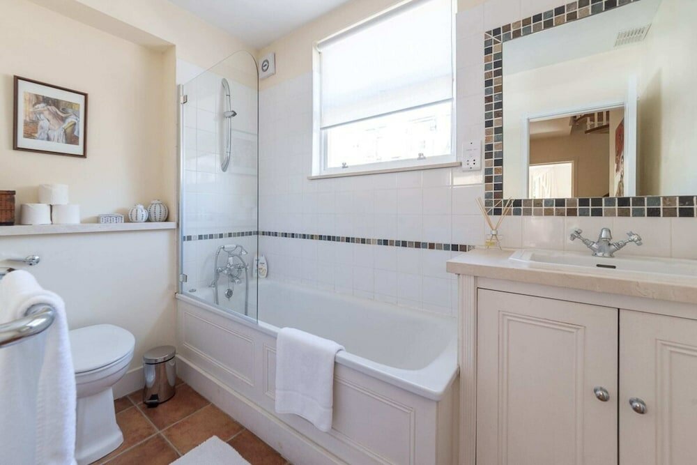 Фото Elegant 3 Bedroom Home Located in South Kensington