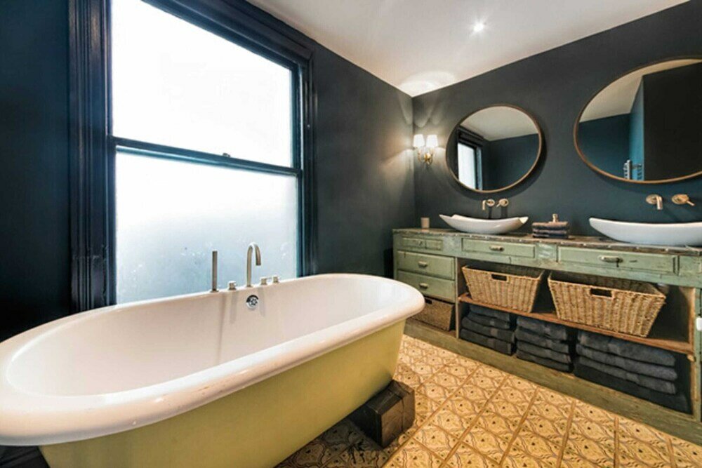 Фото Newly Renovated Two Bedroom Kensington Flat