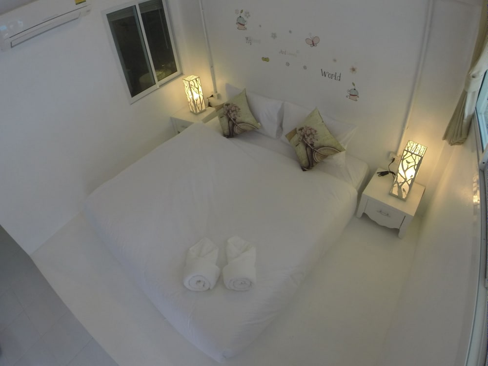 Фото At We Patong Guest House