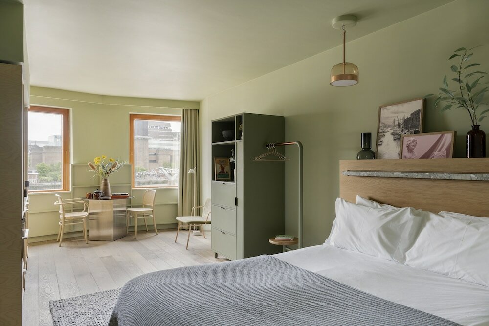 Фото Locke At Broken Wharf