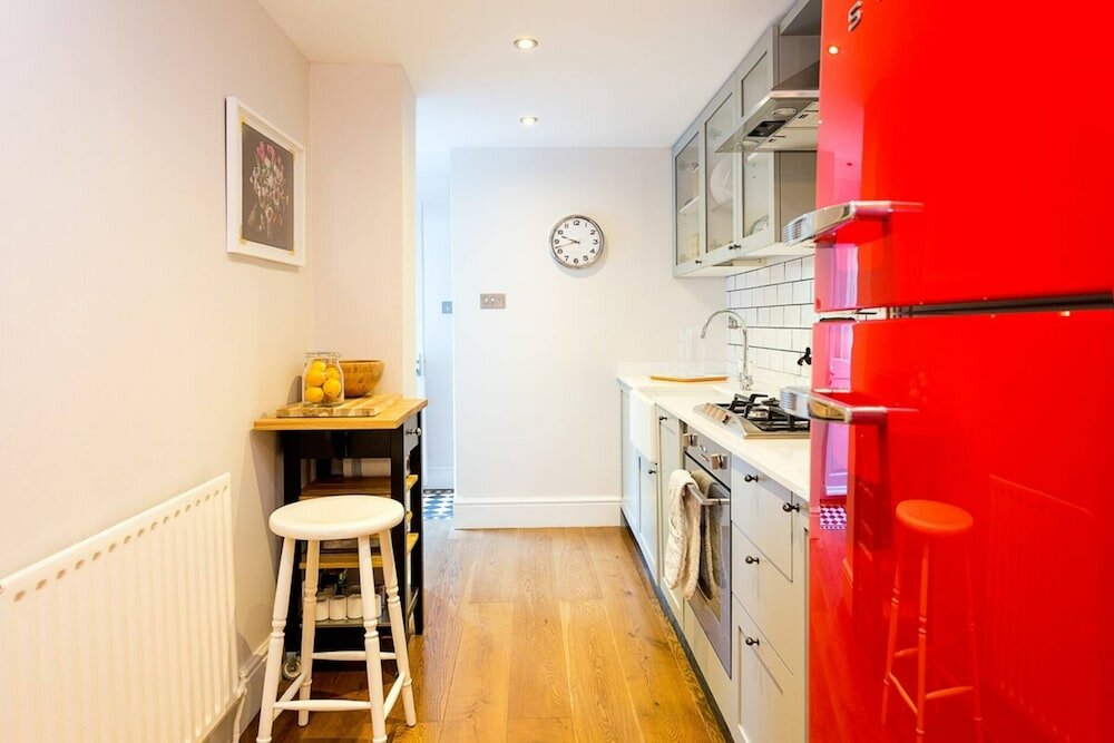 Фото Beautifully Styled, Modern Apartment With Garden