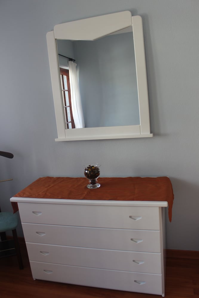 Фото Ericeira Chill Hill Hostel & Private Rooms - Peach Garden