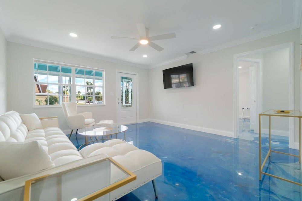 Фото Ocean Oasis Apt B, Downtown, Beach, Dog Friendly, Shops