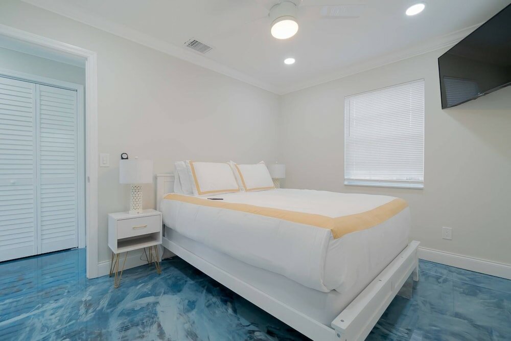 Фото Beachy Blues Apt A, Downtown, Shops, Cafes & Beach, Dog Friendly