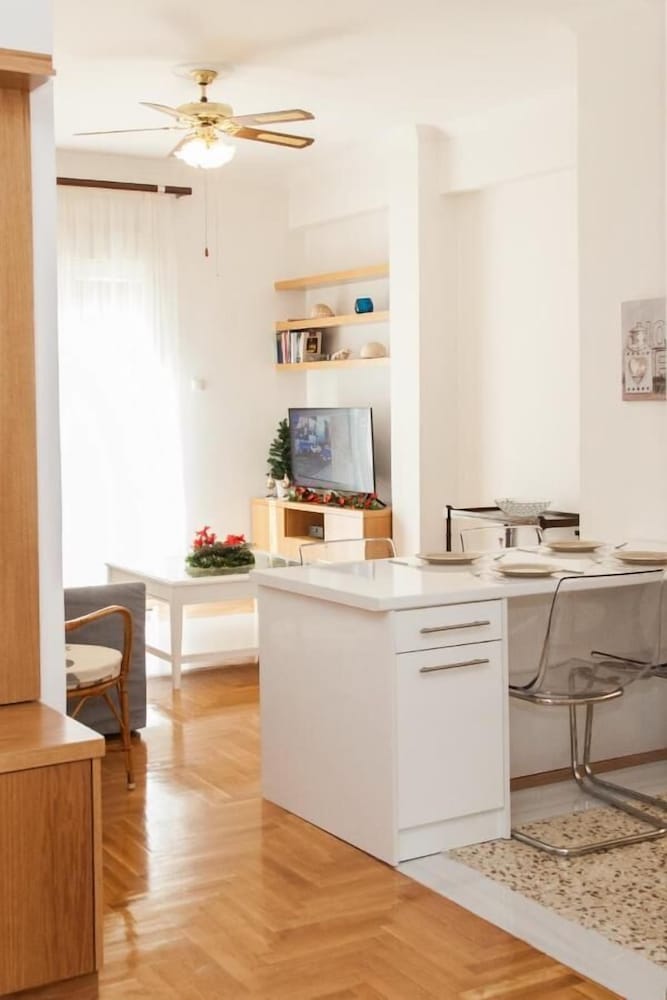 Фото Cozy apt with Lycabettus View