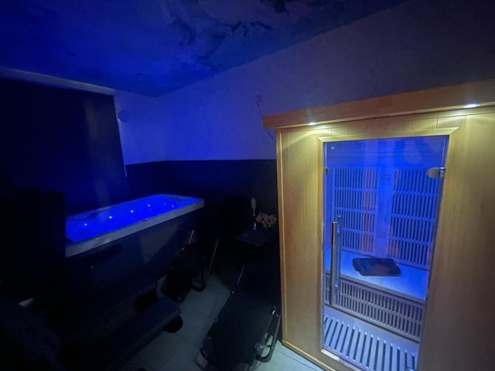 Фото London Luxury Apartments with Jacuzzi Hot tub & Sauna