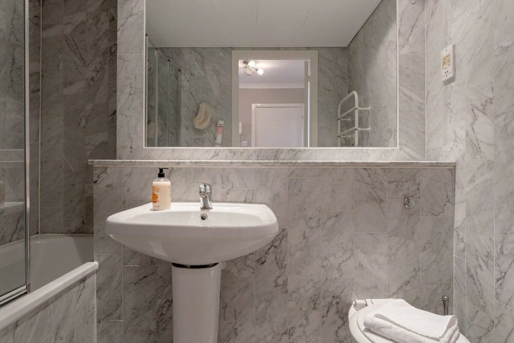 Фото Bright, Modern One-bed With Stunning View of Thames