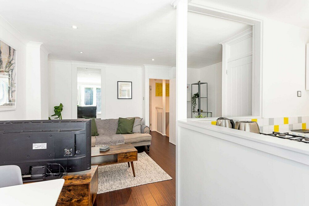 Фото Bright & Cosy One-bed Apartment