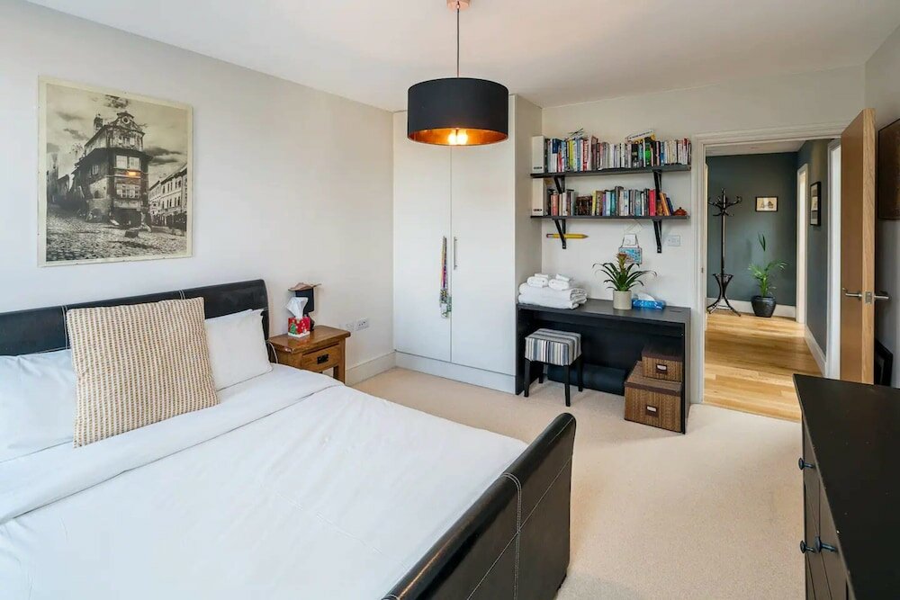 Фото Bright & Spacious Battersea Flat