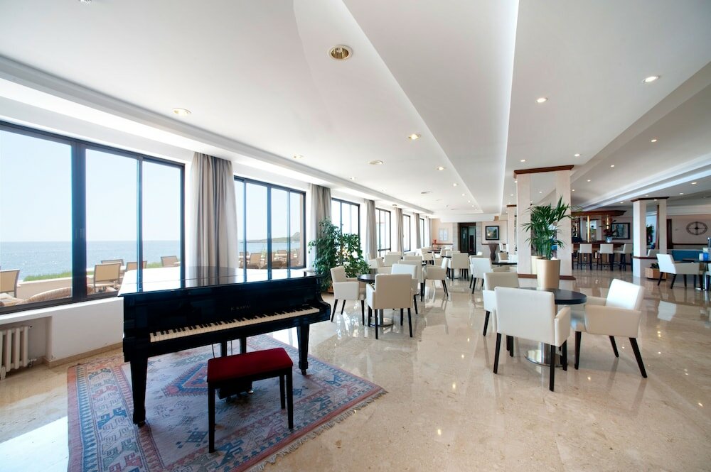 Фото Grupotel Aguait Resort & SPA - Adults Only