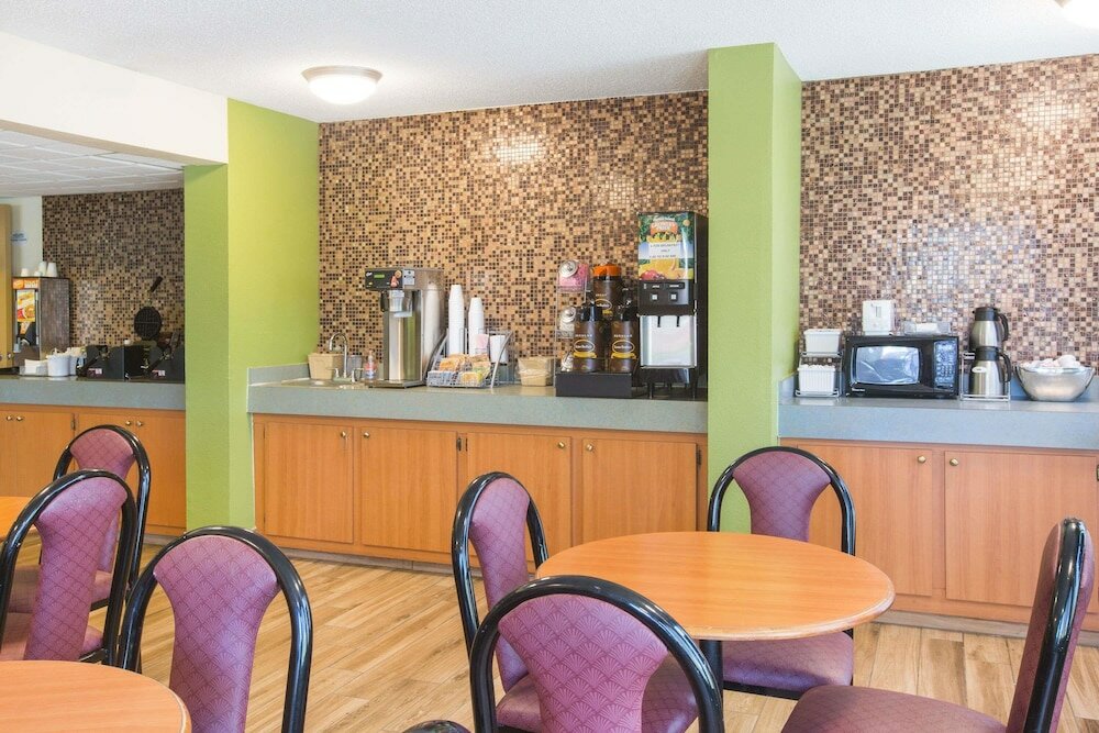 Фото Super 8 by Wyndham Myrtle Beach/Market Common Area