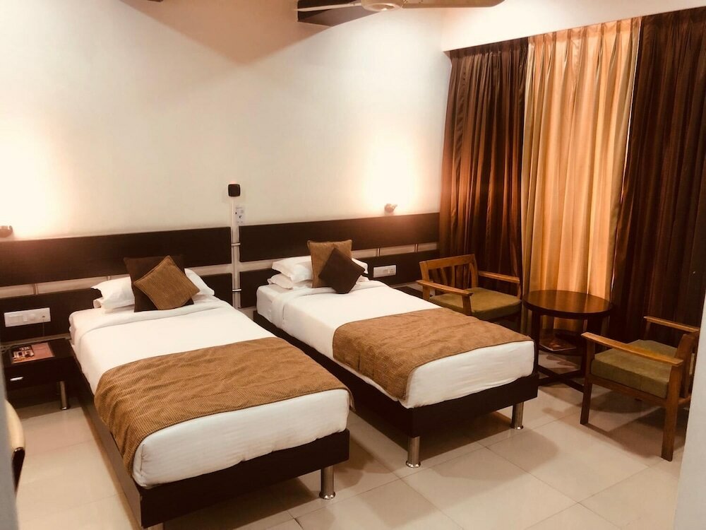 Фото Raghu Mahal Hotel