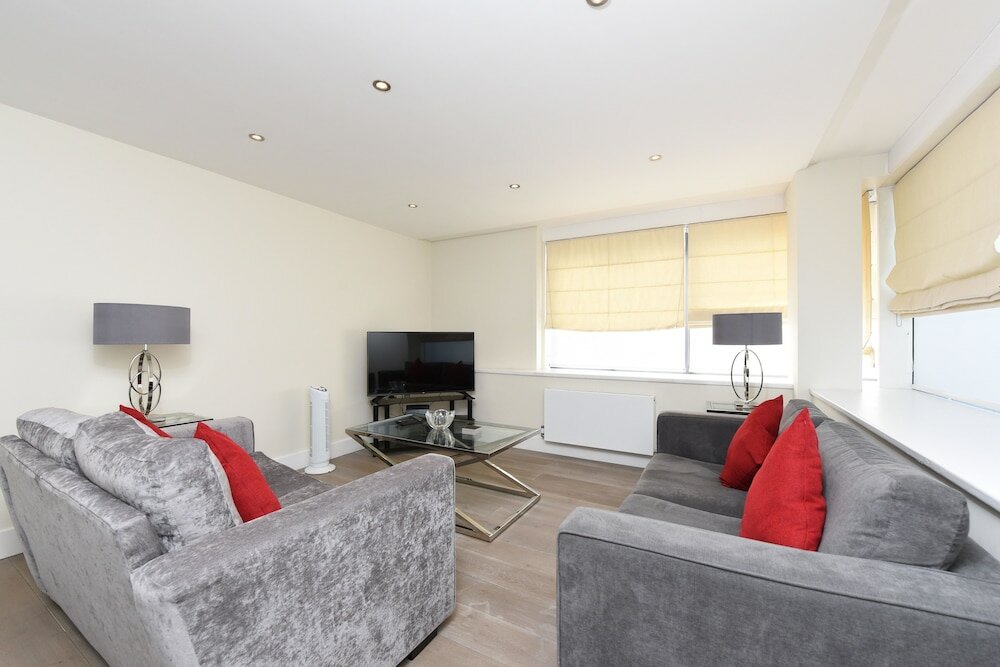 Фото The Glasshouse Apartments