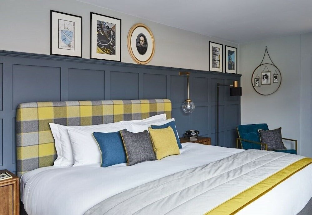 Фото The Feathers Hotel