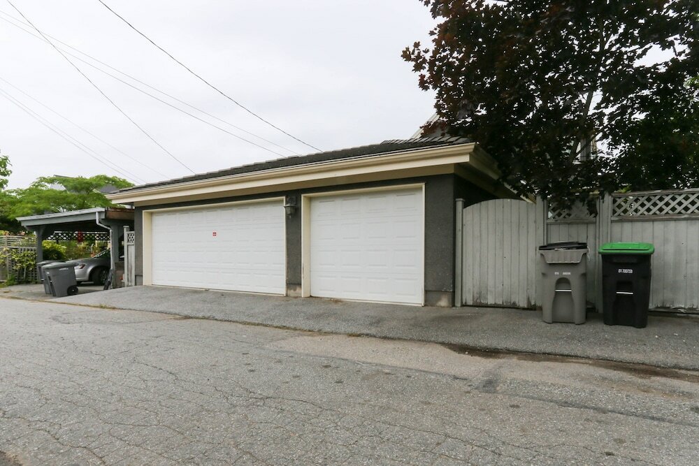 Фото Grand 4 Bedroom Vacation House near Vancouver Downtown