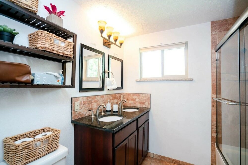 Фото Casa de Henrichs & The Den Spacious Backyard