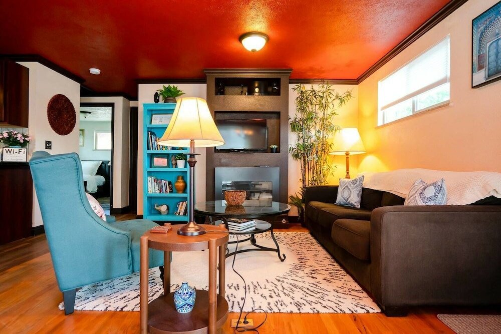 Фото Casa de Henrichs & The Den Spacious Backyard