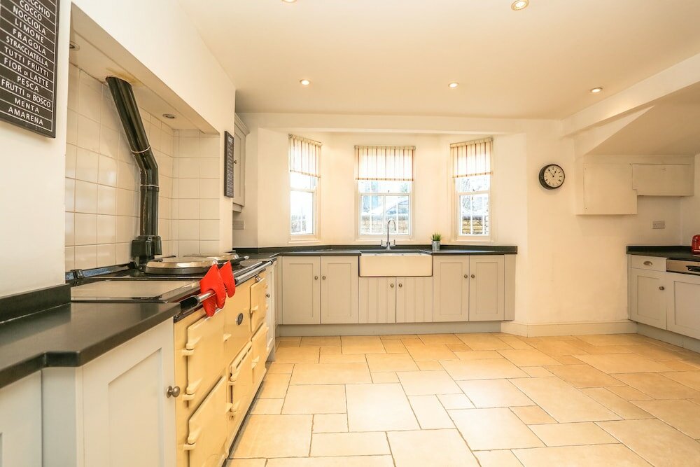 Фото The Glasshouse Escape - 5bdr Victorian Jewel with Modern Twists in Jericho