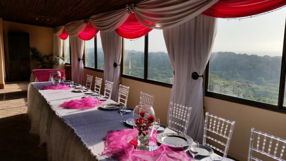 Фото Hillbillion Estate