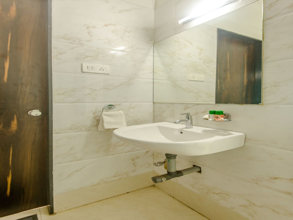 Фото Oyo 9738 Hotel House Khas Suites