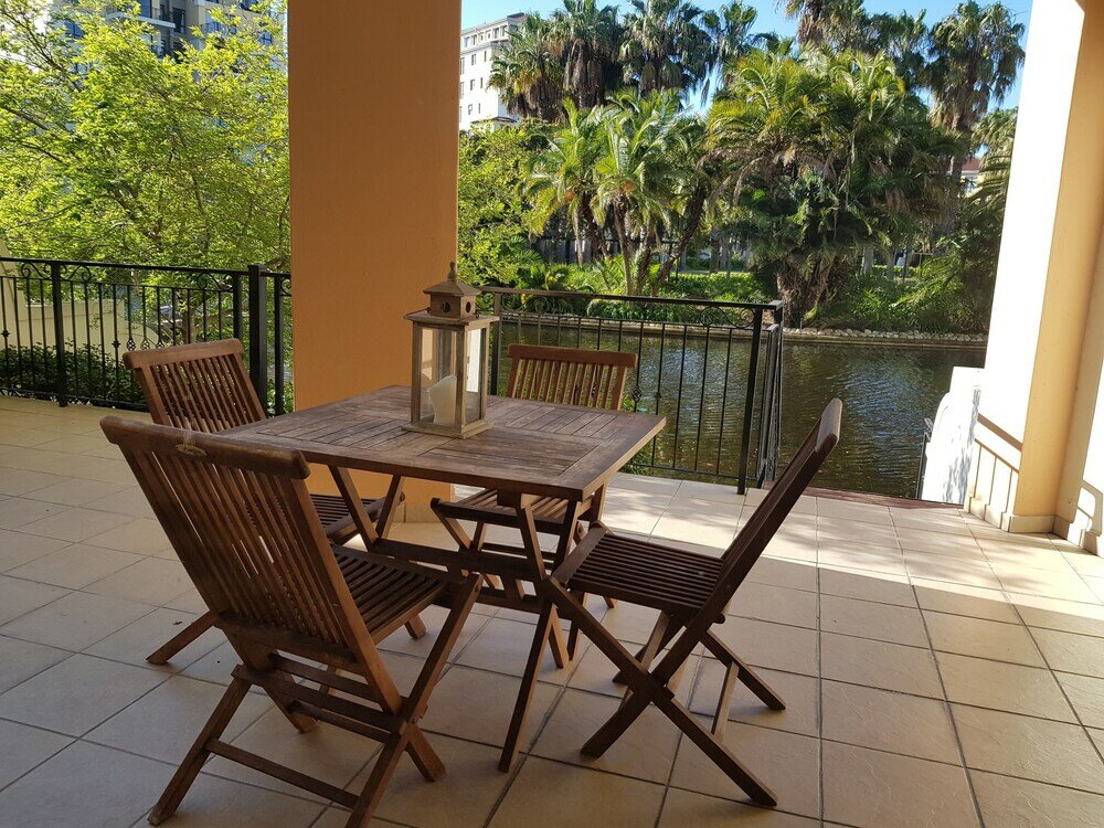 Фото Luxurious Apartment in Century City