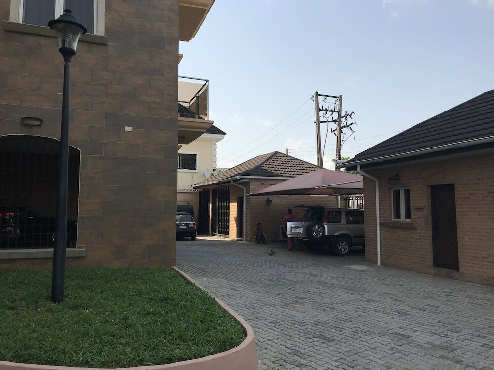 Фото Helena Court Apartments