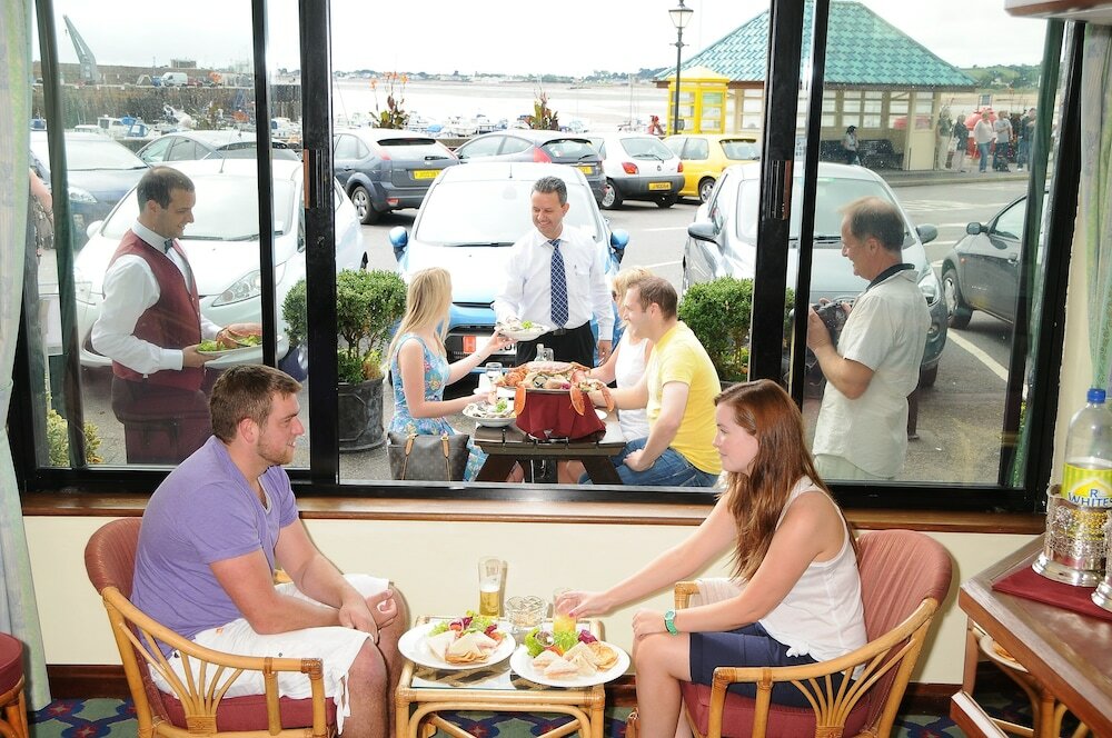 Фото The Dolphin Hotel