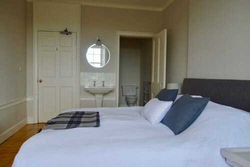 Гостиница 4 Bedroom Clock Tower Apartment in Central Edinburgh в Эдинбурге