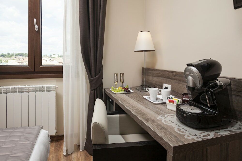 Фото Window on Rome