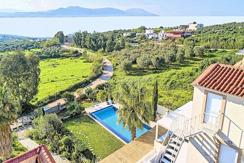 Гостиница Cretan Mansion with Heated Swimming Pool