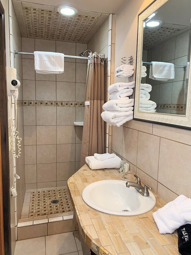 Фото Breakers Boutique Inn