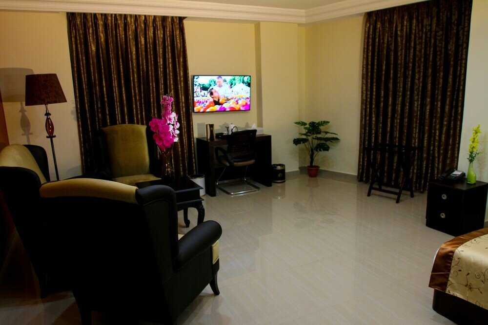 Фото Queen Plaza Hotel