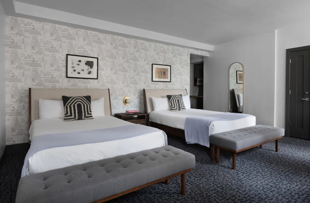 Фото Magnificent Mile Suites