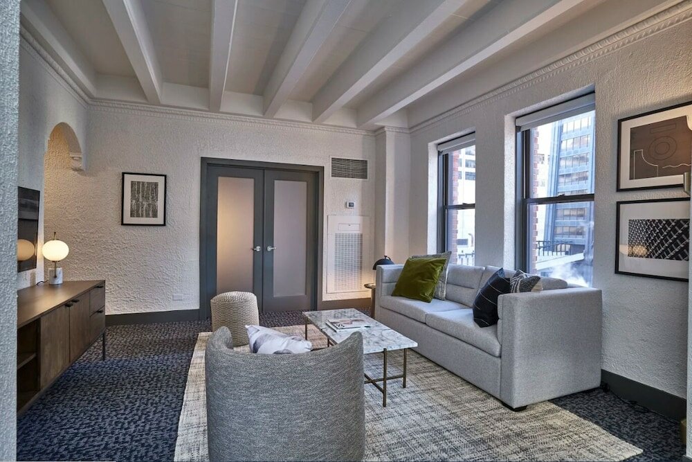 Фото Magnificent Mile Suites