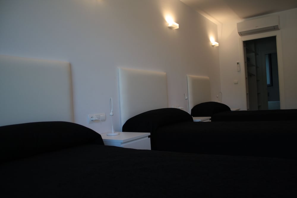 Фото Hostal Tres Campanas