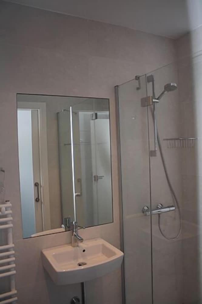 Фото Hostal Tres Campanas