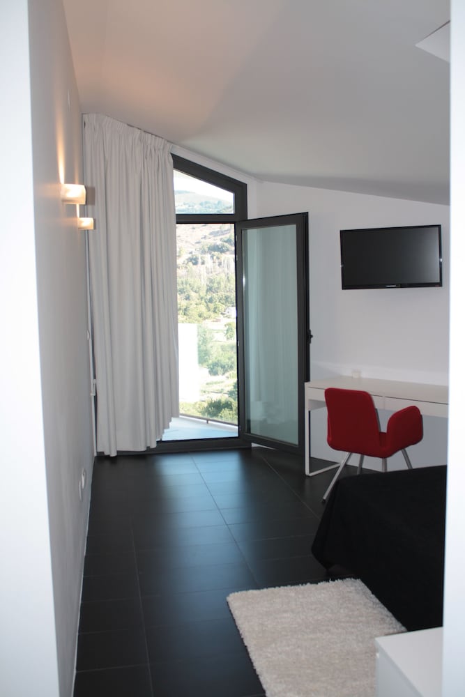 Фото Hostal Tres Campanas