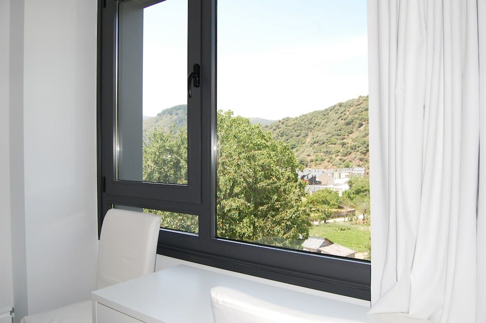 Фото Hostal Tres Campanas