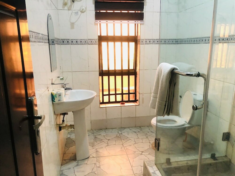 Фото Mayors & Diplomat Suites Opebi