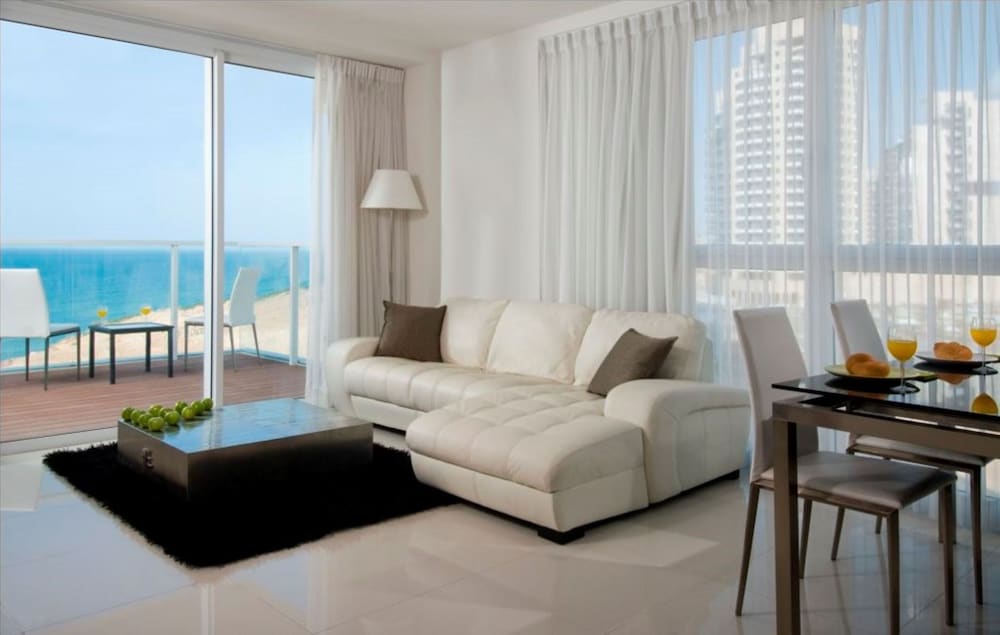 Фото Island Suites Hotel